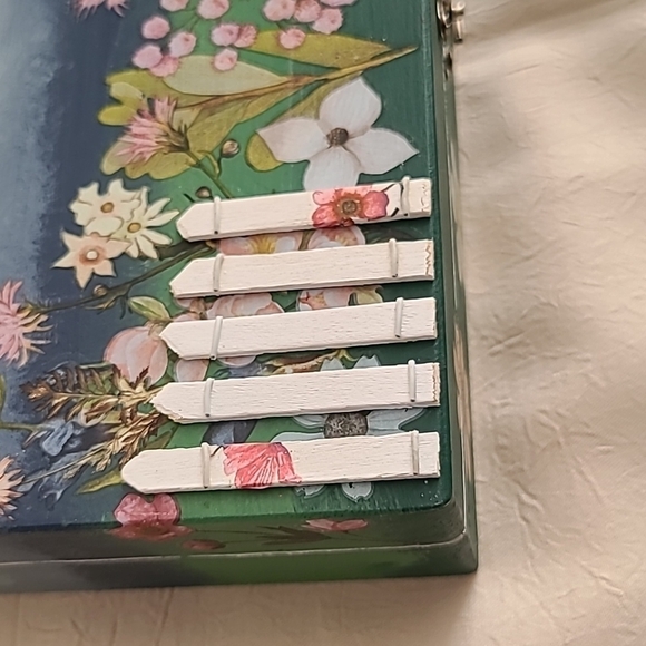 HANDCRAFTED & DECORATED FENCED IN GARDEN WOODEN BOX - Picture 4 of 14